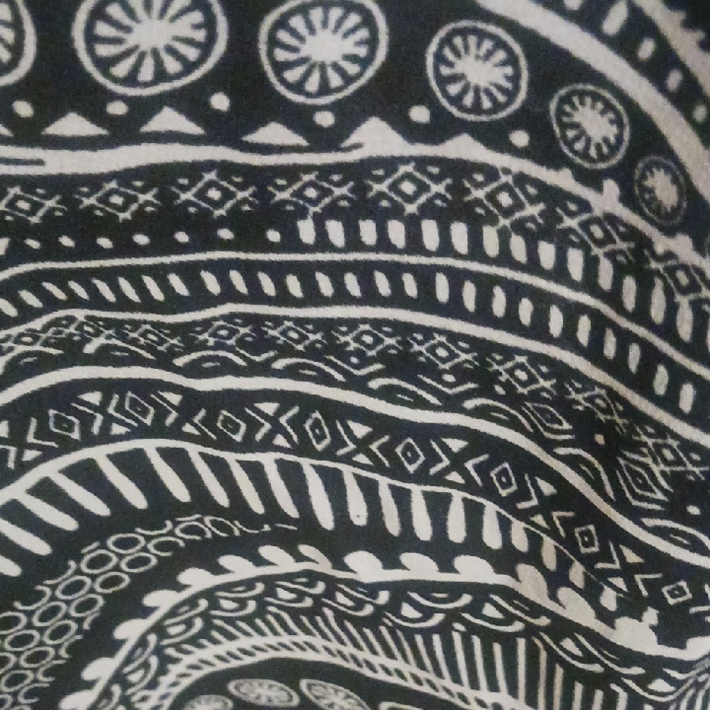 Elegant Black and Gray Patterned Maxi Dress - Picture 6 of 10